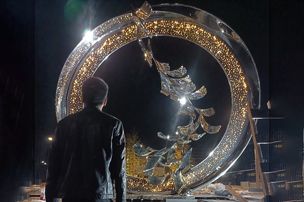 Custom Stainless Steel Lighted Ring Sculpture with Leaf Design – Outdoor Landmark Art Installation  Custom Stainless Steel Lighted Ring Sculpture with Leaf Design – Outdoor Landmark Art Installation